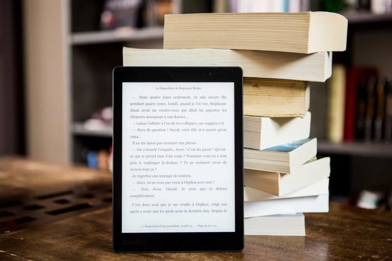 کاغذ یا eBook Reader؛ کدام برای خواندن در سال ۲۰۲۵ بهتر است؟