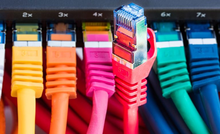 کابل‌کشی شبکه از کف: بررسی تخصصی، تجربه اجرایی و مقایسه با روش‌های دیگر