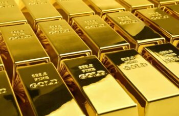 ردیفهای منظم شمش طلای براق