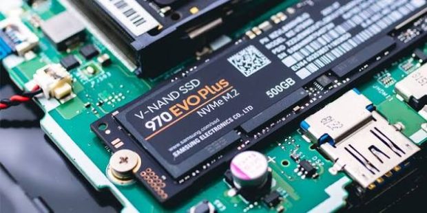 چگونه بفهمیم لپ تاپ SSD میخورد؟ راهنمای تشخیص SATA و NVMe